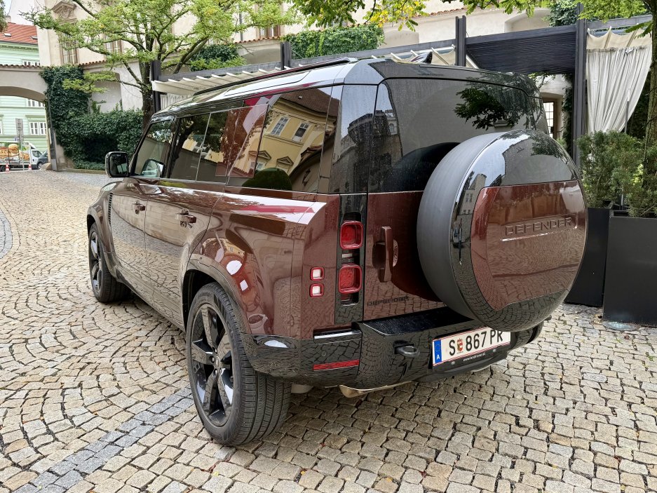 Zadní partie Defenderu se zakomponovanou rezervou na zádi a charakteristickými světly.