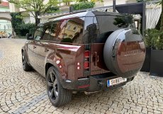 Zadní partie Defenderu se zakomponovanou rezervou na zádi a charakteristickými světly.