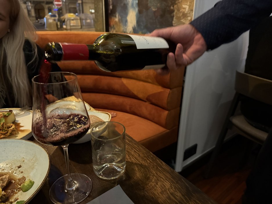 Cabernet Sauvignon z vinařství Šoman servírovaný k hlavnímu chodu – výrazné, elegantní víno s jemnými tříslovinami