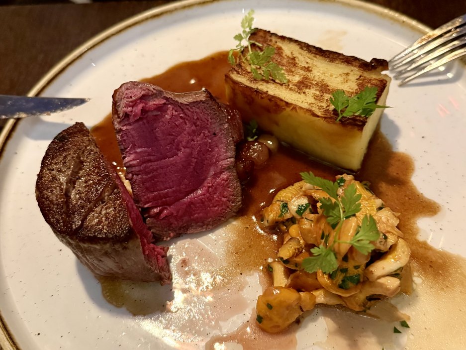 Steak z hovězí svíčkové je perfektně propečený na medium rare