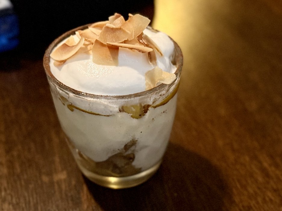 Kokosové tiramisu v lehkém, vzdušném pojetí s praženými plátky kokosu
