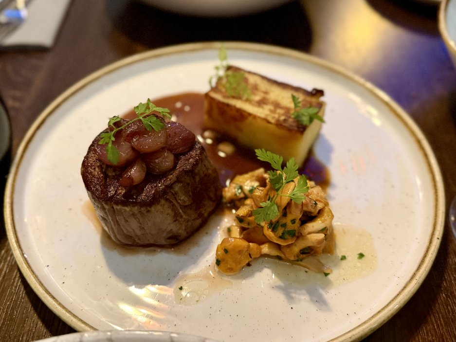 Steak z hovězí svíčkové s gratinovaným bramborem a liškovýmsoté – klasika v prémiovém provedení