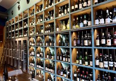 Stylová těna s lahví českých i evropských vín tvoří srdce vinárny Vinograf na Senovážném náměstí