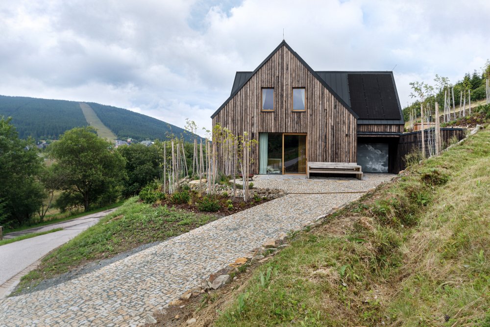 Bouda v Horní Malé Úpě je víc než jen moderní horský dům. Je to dialog mezi tradicí a současností, mezi architekturou a krajinou, mezi komfortem a pokorou. Ukazuje, že i v přísném režimu KRNAPu může vzniknout stavba, která neruší, ale obohacuje.