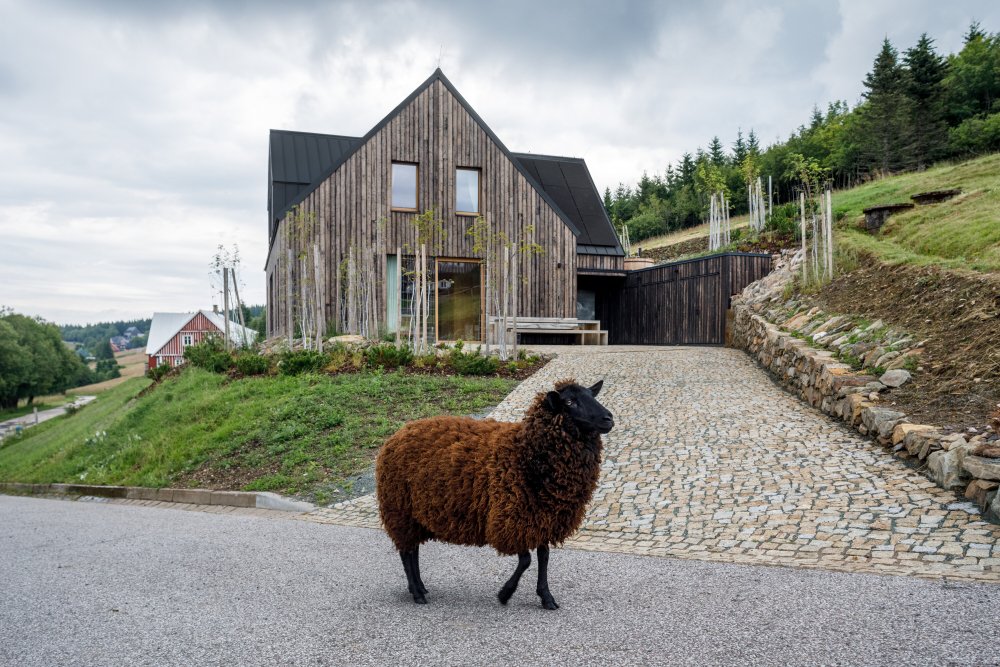 Bouda v Horní Malé Úpě je víc než jen moderní horský dům. Je to dialog mezi tradicí a současností, mezi architekturou a krajinou, mezi komfortem a pokorou. Ukazuje, že i v přísném režimu KRNAPu může vzniknout stavba, která neruší, ale obohacuje.