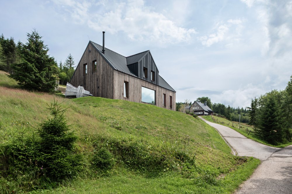 Bouda v Horní Malé Úpě je víc než jen moderní horský dům. Je to dialog mezi tradicí a současností, mezi architekturou a krajinou, mezi komfortem a pokorou. Ukazuje, že i v přísném režimu KRNAPu může vzniknout stavba, která neruší, ale obohacuje.