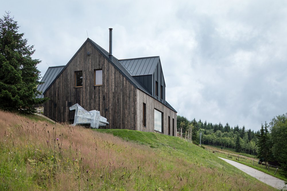 Bouda v Horní Malé Úpě je víc než jen moderní horský dům. Je to dialog mezi tradicí a současností, mezi architekturou a krajinou, mezi komfortem a pokorou. Ukazuje, že i v přísném režimu KRNAPu může vzniknout stavba, která neruší, ale obohacuje.