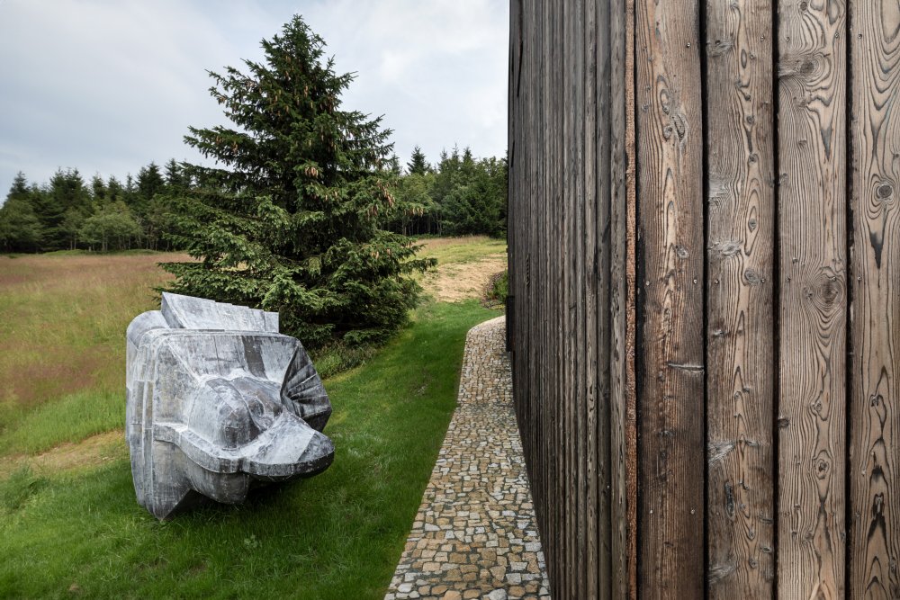 Bouda v Horní Malé Úpě je víc než jen moderní horský dům. Je to dialog mezi tradicí a současností, mezi architekturou a krajinou, mezi komfortem a pokorou. Ukazuje, že i v přísném režimu KRNAPu může vzniknout stavba, která neruší, ale obohacuje.