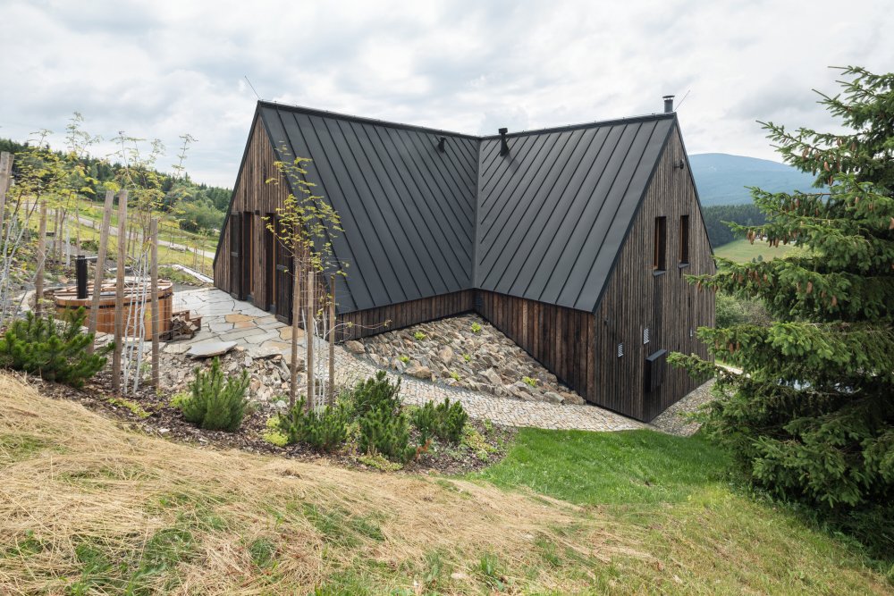 Bouda v Horní Malé Úpě je víc než jen moderní horský dům. Je to dialog mezi tradicí a současností, mezi architekturou a krajinou, mezi komfortem a pokorou. Ukazuje, že i v přísném režimu KRNAPu může vzniknout stavba, která neruší, ale obohacuje.