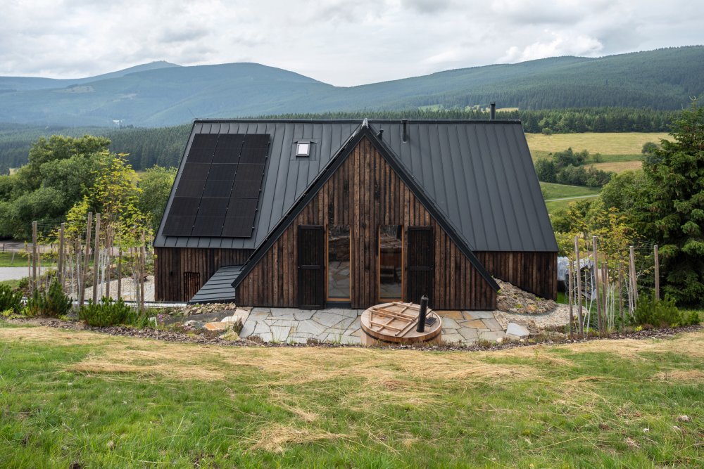 Bouda v Horní Malé Úpě je víc než jen moderní horský dům. Je to dialog mezi tradicí a současností, mezi architekturou a krajinou, mezi komfortem a pokorou. Ukazuje, že i v přísném režimu KRNAPu může vzniknout stavba, která neruší, ale obohacuje.