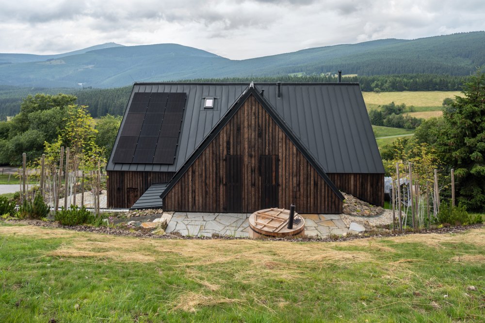 Bouda v Horní Malé Úpě je víc než jen moderní horský dům. Je to dialog mezi tradicí a současností, mezi architekturou a krajinou, mezi komfortem a pokorou. Ukazuje, že i v přísném režimu KRNAPu může vzniknout stavba, která neruší, ale obohacuje.