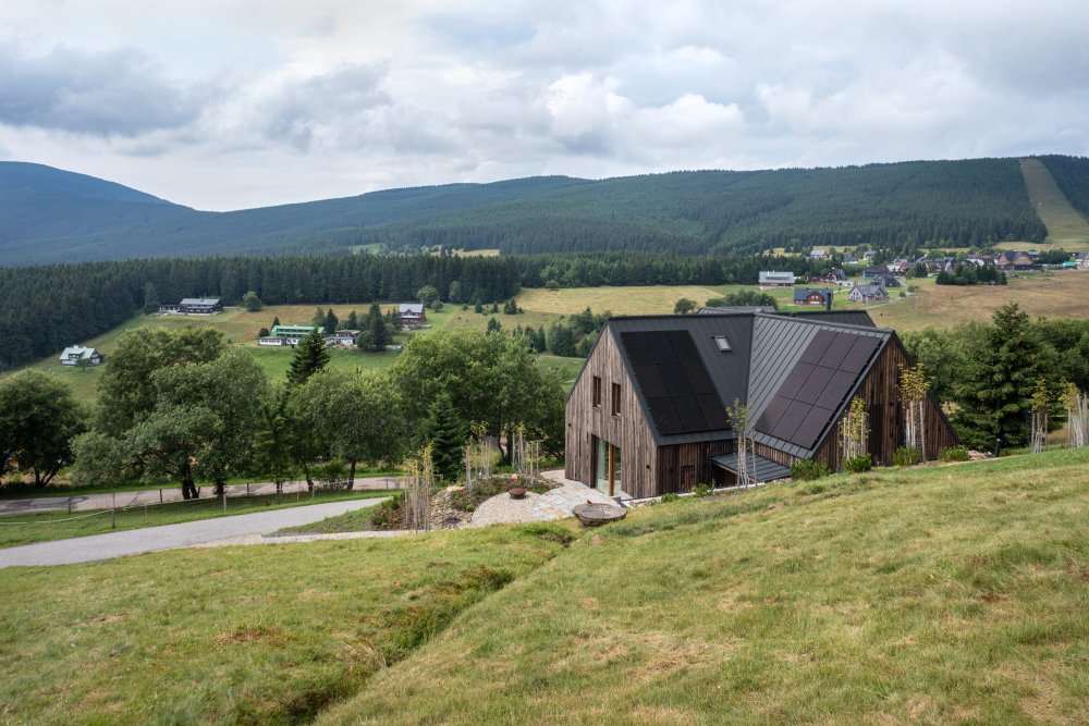 Bouda v Horní Malé Úpě je víc než jen moderní horský dům. Je to dialog mezi tradicí a současností, mezi architekturou a krajinou, mezi komfortem a pokorou. Ukazuje, že i v přísném režimu KRNAPu může vzniknout stavba, která neruší, ale obohacuje.