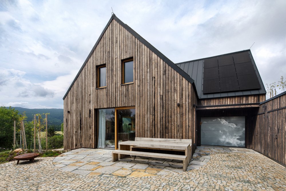 Bouda v Horní Malé Úpě je víc než jen moderní horský dům. Je to dialog mezi tradicí a současností, mezi architekturou a krajinou, mezi komfortem a pokorou. Ukazuje, že i v přísném režimu KRNAPu může vzniknout stavba, která neruší, ale obohacuje.