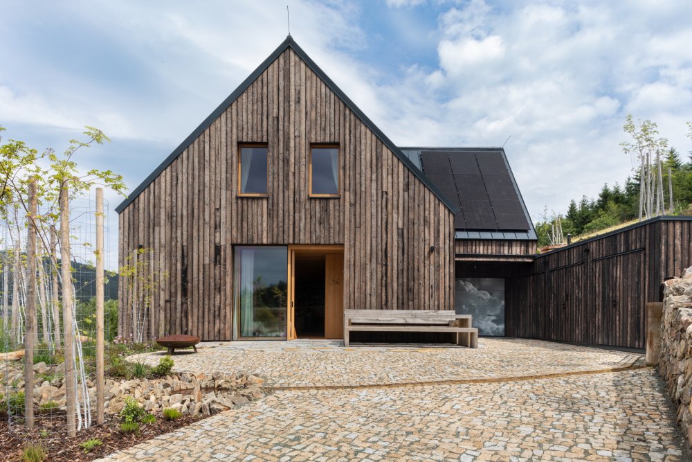 Bouda v Horní Malé Úpě je víc než jen moderní horský dům. Je to dialog mezi tradicí a současností, mezi architekturou a krajinou, mezi komfortem a pokorou. Ukazuje, že i v přísném režimu KRNAPu může vzniknout stavba, která neruší, ale obohacuje.