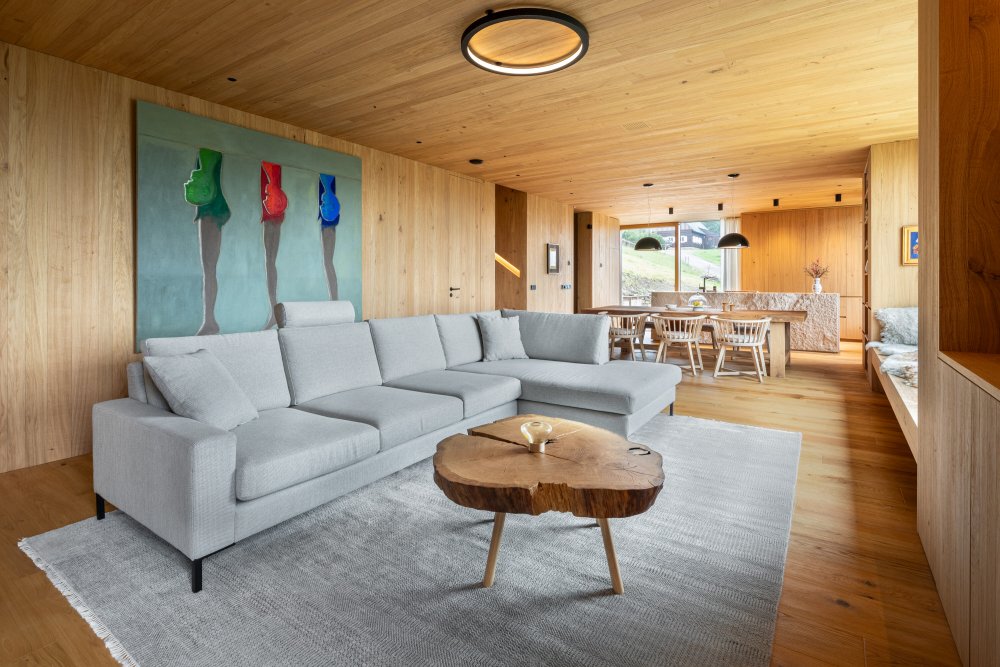 Bouda v Horní Malé Úpě je víc než jen moderní horský dům. Je to dialog mezi tradicí a současností, mezi architekturou a krajinou, mezi komfortem a pokorou. Ukazuje, že i v přísném režimu KRNAPu může vzniknout stavba, která neruší, ale obohacuje.
