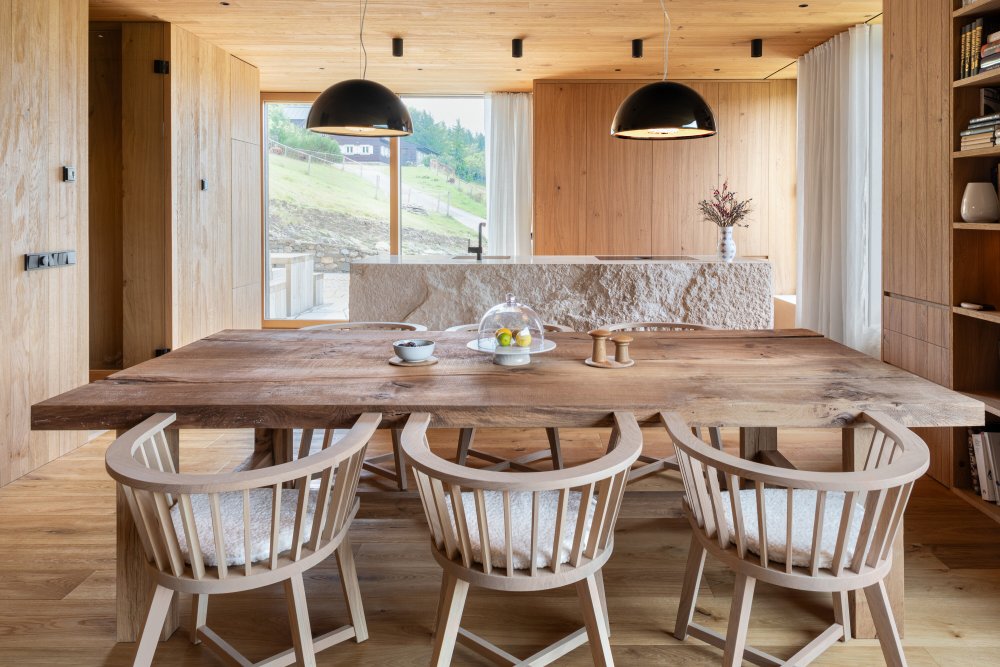 Bouda v Horní Malé Úpě je víc než jen moderní horský dům. Je to dialog mezi tradicí a současností, mezi architekturou a krajinou, mezi komfortem a pokorou. Ukazuje, že i v přísném režimu KRNAPu může vzniknout stavba, která neruší, ale obohacuje.