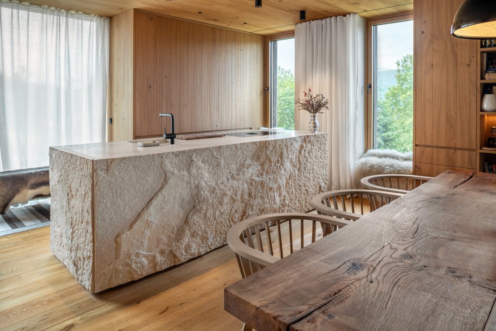 Bouda v Horní Malé Úpě je víc než jen moderní horský dům. Je to dialog mezi tradicí a současností, mezi architekturou a krajinou, mezi komfortem a pokorou. Ukazuje, že i v přísném režimu KRNAPu může vzniknout stavba, která neruší, ale obohacuje.