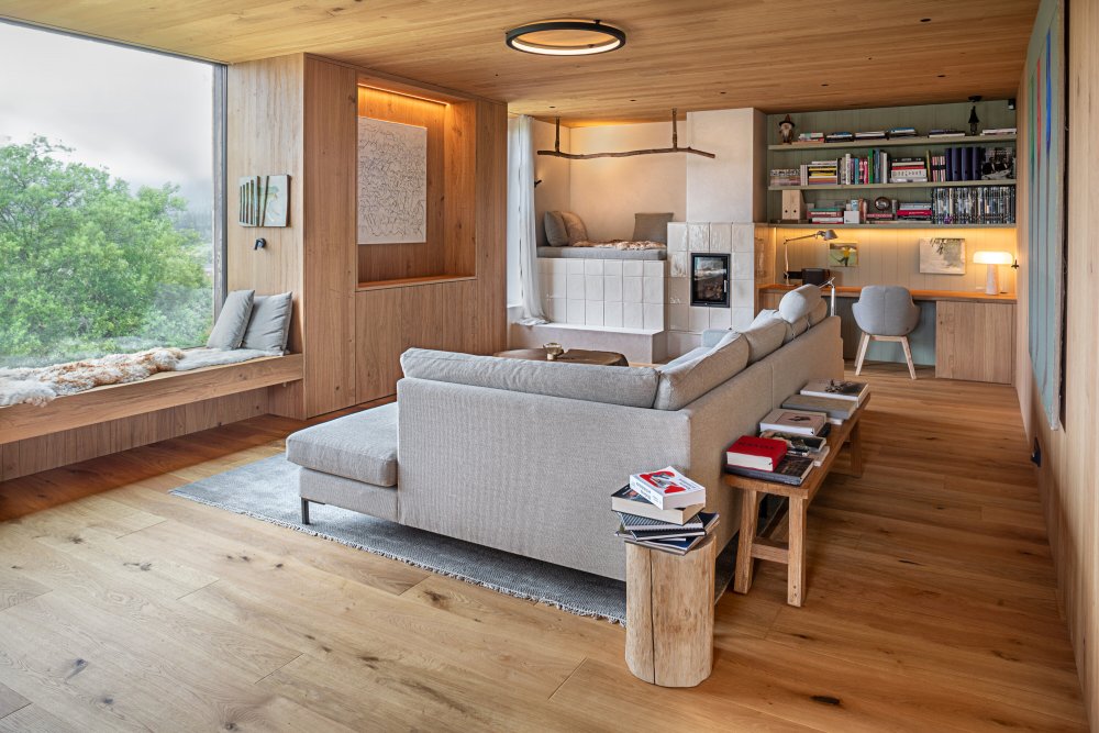 Bouda v Horní Malé Úpě je víc než jen moderní horský dům. Je to dialog mezi tradicí a současností, mezi architekturou a krajinou, mezi komfortem a pokorou. Ukazuje, že i v přísném režimu KRNAPu může vzniknout stavba, která neruší, ale obohacuje.