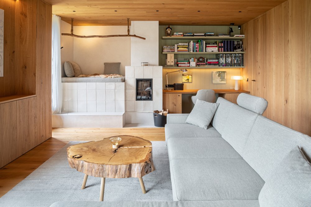 Bouda v Horní Malé Úpě je víc než jen moderní horský dům. Je to dialog mezi tradicí a současností, mezi architekturou a krajinou, mezi komfortem a pokorou. Ukazuje, že i v přísném režimu KRNAPu může vzniknout stavba, která neruší, ale obohacuje.