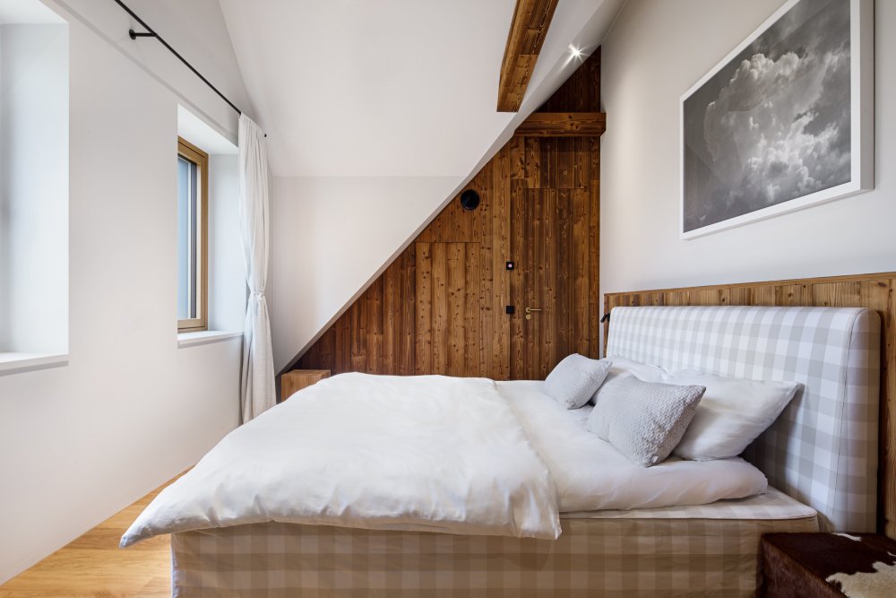 Bouda v Horní Malé Úpě je víc než jen moderní horský dům. Je to dialog mezi tradicí a současností, mezi architekturou a krajinou, mezi komfortem a pokorou. Ukazuje, že i v přísném režimu KRNAPu může vzniknout stavba, která neruší, ale obohacuje.
