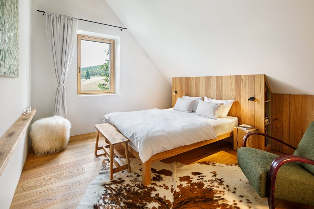 Bouda v Horní Malé Úpě je víc než jen moderní horský dům. Je to dialog mezi tradicí a současností, mezi architekturou a krajinou, mezi komfortem a pokorou. Ukazuje, že i v přísném režimu KRNAPu může vzniknout stavba, která neruší, ale obohacuje.