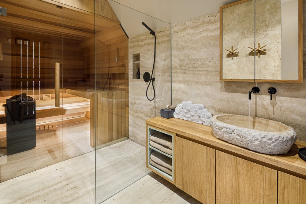 Bouda v Horní Malé Úpě je víc než jen moderní horský dům. Je to dialog mezi tradicí a současností, mezi architekturou a krajinou, mezi komfortem a pokorou. Ukazuje, že i v přísném režimu KRNAPu může vzniknout stavba, která neruší, ale obohacuje.