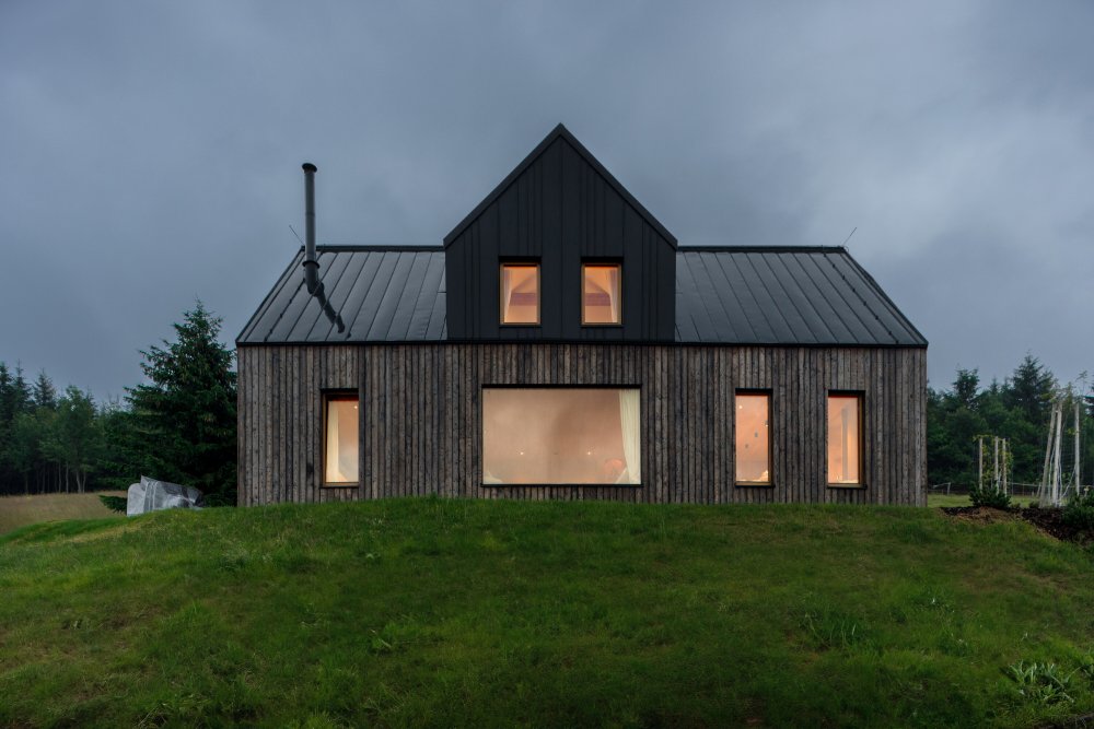 Bouda v Horní Malé Úpě je víc než jen moderní horský dům. Je to dialog mezi tradicí a současností, mezi architekturou a krajinou, mezi komfortem a pokorou. Ukazuje, že i v přísném režimu KRNAPu může vzniknout stavba, která neruší, ale obohacuje.