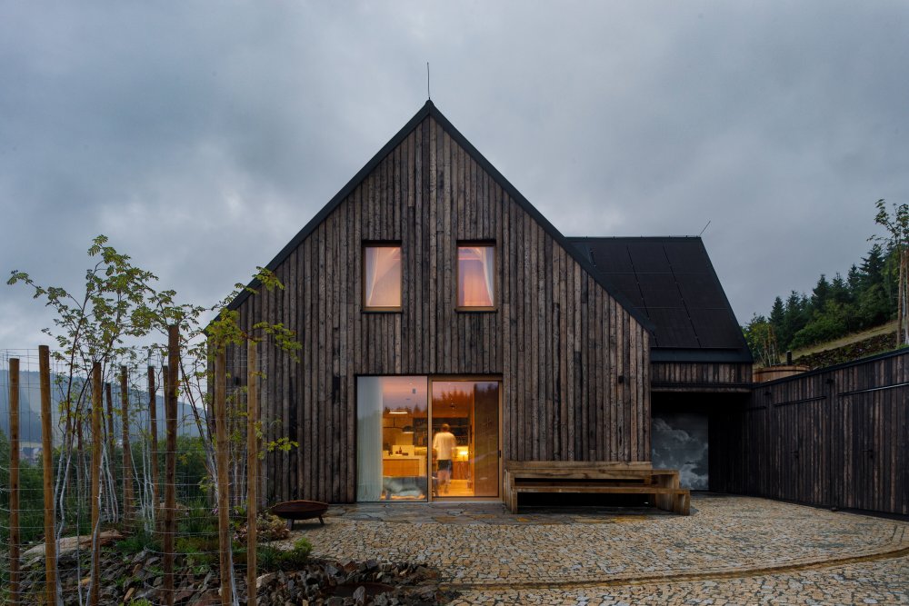 Bouda v Horní Malé Úpě je víc než jen moderní horský dům. Je to dialog mezi tradicí a současností, mezi architekturou a krajinou, mezi komfortem a pokorou. Ukazuje, že i v přísném režimu KRNAPu může vzniknout stavba, která neruší, ale obohacuje.