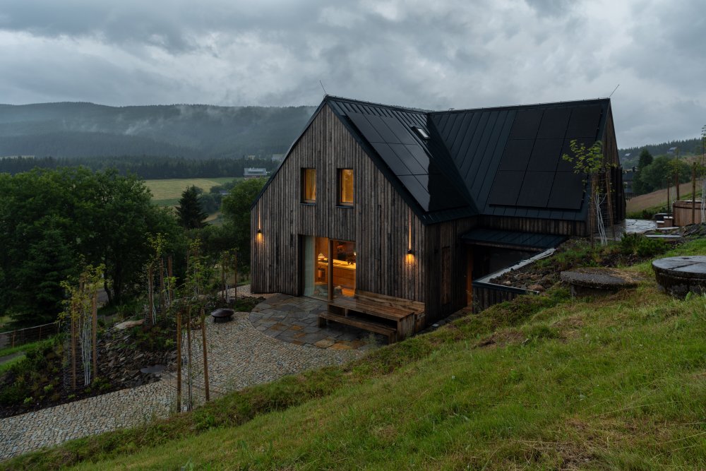 Bouda v Horní Malé Úpě je víc než jen moderní horský dům. Je to dialog mezi tradicí a současností, mezi architekturou a krajinou, mezi komfortem a pokorou. Ukazuje, že i v přísném režimu KRNAPu může vzniknout stavba, která neruší, ale obohacuje.
