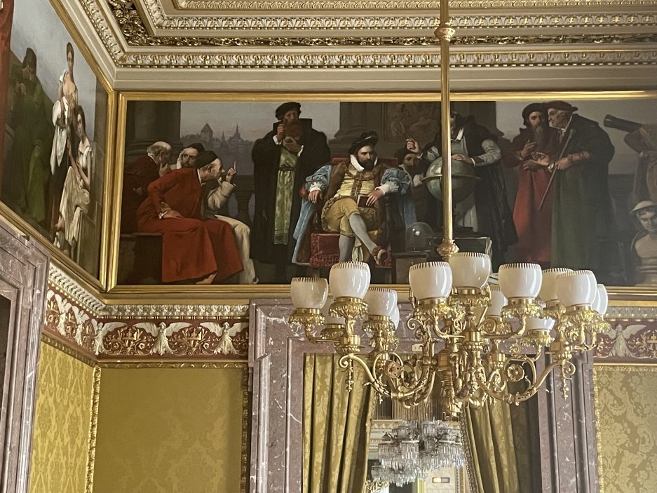 Stěny zdobí historické výjevy, například z doby císaře Rudolfa II.