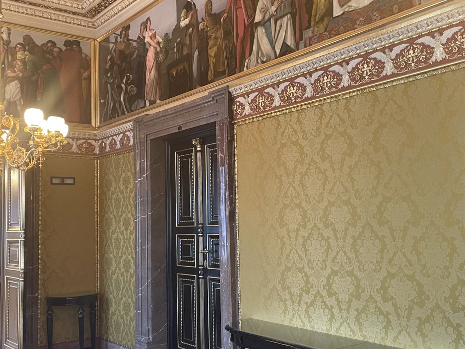 Prezidentské salóny v Národním divadle působí, jako by se v nich zastavil čas. Hlavní salonek, určený k přijetím a neformálním rozhovorům, zdobí malby Václava Brožíka s výjevy z českých dějin