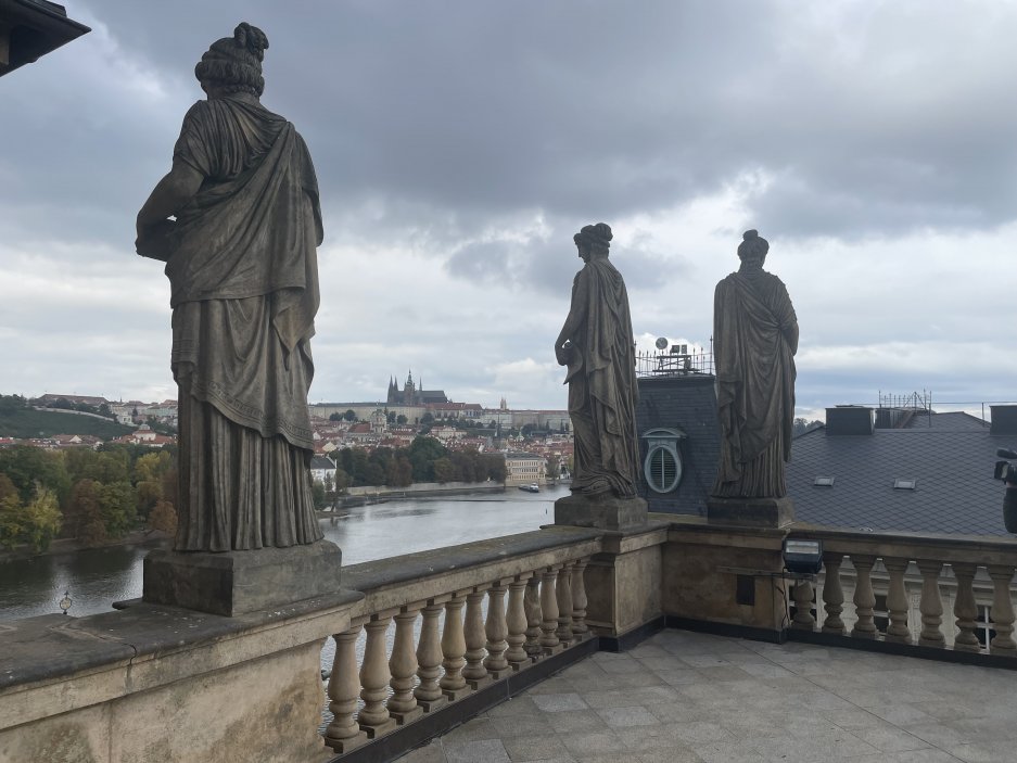 Ze střešní terasy je vidět nejkrásnější panorama Prahy