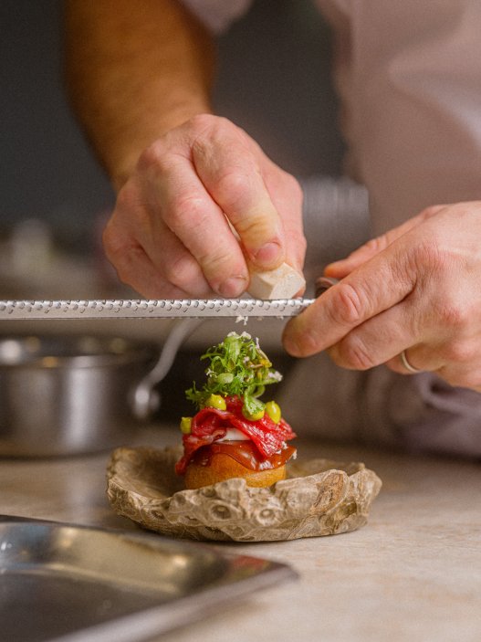 Karlínská restaurace Štangl uvedla nové podzimní menu, které oslavuje přechod mezi létem a podzimem. Na talířích se potkávají suroviny typické pro toto období: topinambur, květák, křen, švestky, fíkové listí i ořechy. Hosté se mohou těšit také na rozšířenou nabídku vín od českých i světových vinařů. Další novinkou je zkrácená tříchodová verze večerního menu, která doplnila tu pětichodovou.