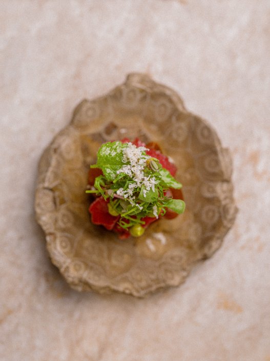 Karlínská restaurace Štangl uvedla nové podzimní menu, které oslavuje přechod mezi létem a podzimem. Na talířích se potkávají suroviny typické pro toto období: topinambur, květák, křen, švestky, fíkové listí i ořechy. Hosté se mohou těšit také na rozšířenou nabídku vín od českých i světových vinařů. Další novinkou je zkrácená tříchodová verze večerního menu, která doplnila tu pětichodovou.