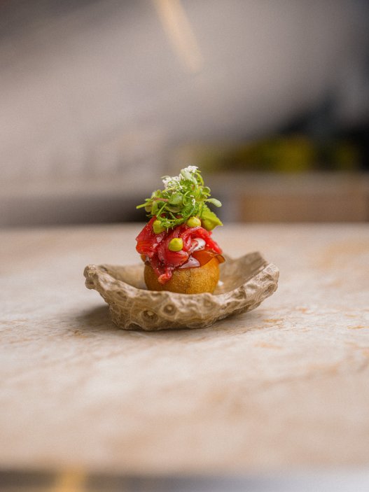 Karlínská restaurace Štangl uvedla nové podzimní menu, které oslavuje přechod mezi létem a podzimem. Na talířích se potkávají suroviny typické pro toto období: topinambur, květák, křen, švestky, fíkové listí i ořechy. Hosté se mohou těšit také na rozšířenou nabídku vín od českých i světových vinařů. Další novinkou je zkrácená tříchodová verze večerního menu, která doplnila tu pětichodovou.