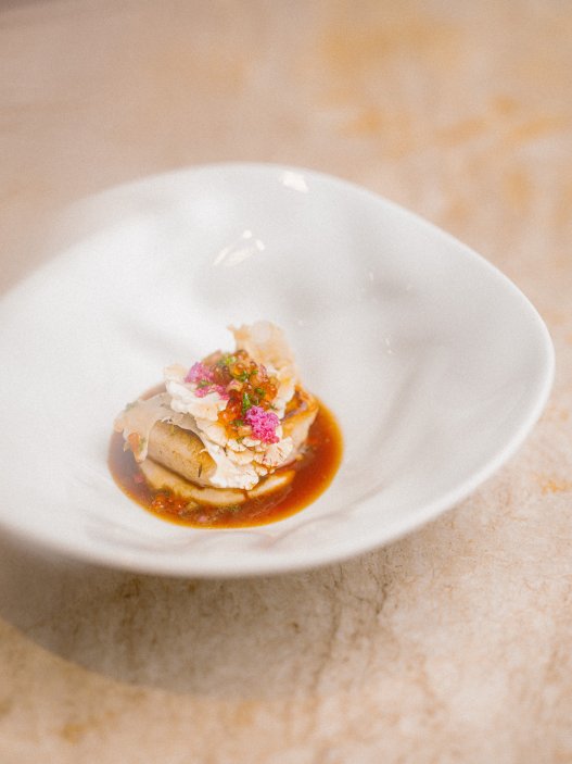 Karlínská restaurace Štangl uvedla nové podzimní menu, které oslavuje přechod mezi létem a podzimem. Na talířích se potkávají suroviny typické pro toto období: topinambur, květák, křen, švestky, fíkové listí i ořechy. Hosté se mohou těšit také na rozšířenou nabídku vín od českých i světových vinařů. Další novinkou je zkrácená tříchodová verze večerního menu, která doplnila tu pětichodovou.
