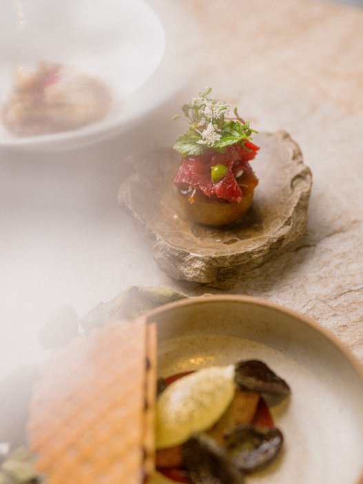 Karlínská restaurace Štangl uvedla nové podzimní menu, které oslavuje přechod mezi létem a podzimem. Na talířích se potkávají suroviny typické pro toto období: topinambur, květák, křen, švestky, fíkové listí i ořechy. Hosté se mohou těšit také na rozšířenou nabídku vín od českých i světových vinařů. Další novinkou je zkrácená tříchodová verze večerního menu, která doplnila tu pětichodovou.