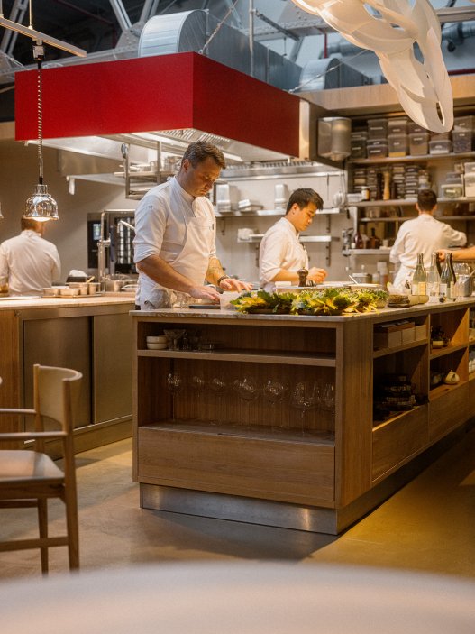 Karlínská restaurace Štangl uvedla nové podzimní menu, které oslavuje přechod mezi létem a podzimem. Na talířích se potkávají suroviny typické pro toto období: topinambur, květák, křen, švestky, fíkové listí i ořechy. Hosté se mohou těšit také na rozšířenou nabídku vín od českých i světových vinařů. Další novinkou je zkrácená tříchodová verze večerního menu, která doplnila tu pětichodovou.