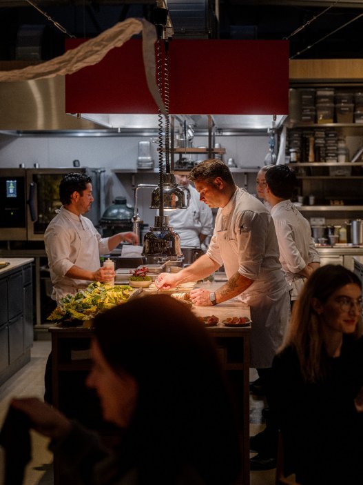 Karlínská restaurace Štangl uvedla nové podzimní menu, které oslavuje přechod mezi létem a podzimem. Na talířích se potkávají suroviny typické pro toto období: topinambur, květák, křen, švestky, fíkové listí i ořechy. Hosté se mohou těšit také na rozšířenou nabídku vín od českých i světových vinařů. Další novinkou je zkrácená tříchodová verze večerního menu, která doplnila tu pětichodovou.