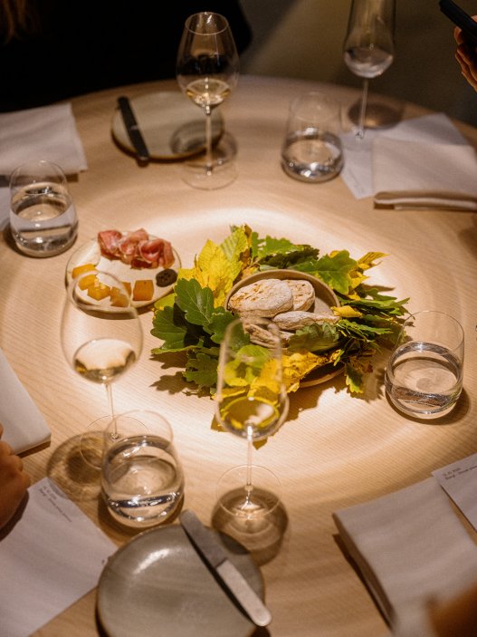 Karlínská restaurace Štangl uvedla nové podzimní menu, které oslavuje přechod mezi létem a podzimem. Na talířích se potkávají suroviny typické pro toto období: topinambur, květák, křen, švestky, fíkové listí i ořechy. Hosté se mohou těšit také na rozšířenou nabídku vín od českých i světových vinařů. Další novinkou je zkrácená tříchodová verze večerního menu, která doplnila tu pětichodovou.