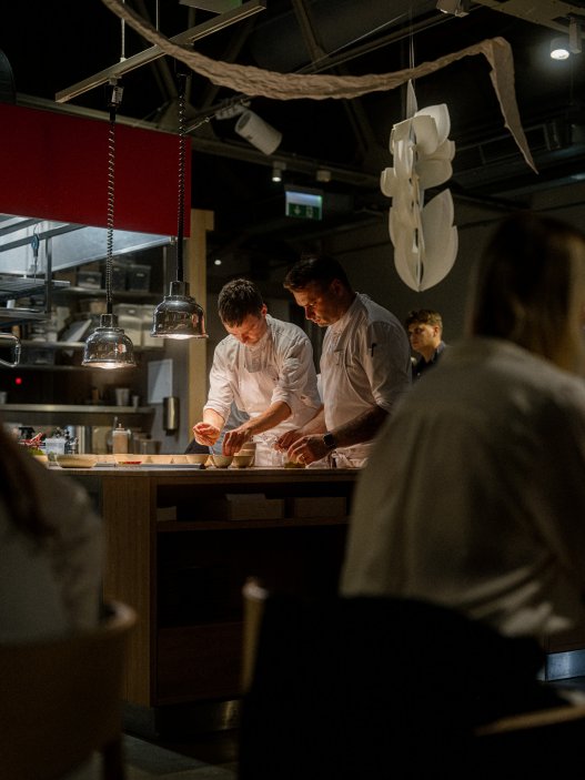 Karlínská restaurace Štangl uvedla nové podzimní menu, které oslavuje přechod mezi létem a podzimem. Na talířích se potkávají suroviny typické pro toto období: topinambur, květák, křen, švestky, fíkové listí i ořechy. Hosté se mohou těšit také na rozšířenou nabídku vín od českých i světových vinařů. Další novinkou je zkrácená tříchodová verze večerního menu, která doplnila tu pětichodovou.