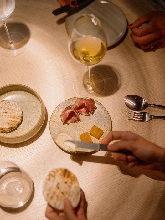 Karlínská restaurace Štangl uvedla nové podzimní menu, které oslavuje přechod mezi létem a podzimem. Na talířích se potkávají suroviny typické pro toto období: topinambur, květák, křen, švestky, fíkové listí i ořechy. Hosté se mohou těšit také na rozšířenou nabídku vín od českých i světových vinařů. Další novinkou je zkrácená tříchodová verze večerního menu, která doplnila tu pětichodovou.