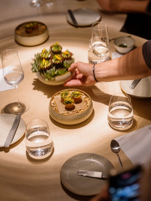 Karlínská restaurace Štangl uvedla nové podzimní menu, které oslavuje přechod mezi létem a podzimem. Na talířích se potkávají suroviny typické pro toto období: topinambur, květák, křen, švestky, fíkové listí i ořechy. Hosté se mohou těšit také na rozšířenou nabídku vín od českých i světových vinařů. Další novinkou je zkrácená tříchodová verze večerního menu, která doplnila tu pětichodovou.