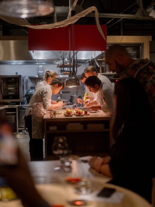 Karlínská restaurace Štangl uvedla nové podzimní menu, které oslavuje přechod mezi létem a podzimem. Na talířích se potkávají suroviny typické pro toto období: topinambur, květák, křen, švestky, fíkové listí i ořechy. Hosté se mohou těšit také na rozšířenou nabídku vín od českých i světových vinařů. Další novinkou je zkrácená tříchodová verze večerního menu, která doplnila tu pětichodovou.