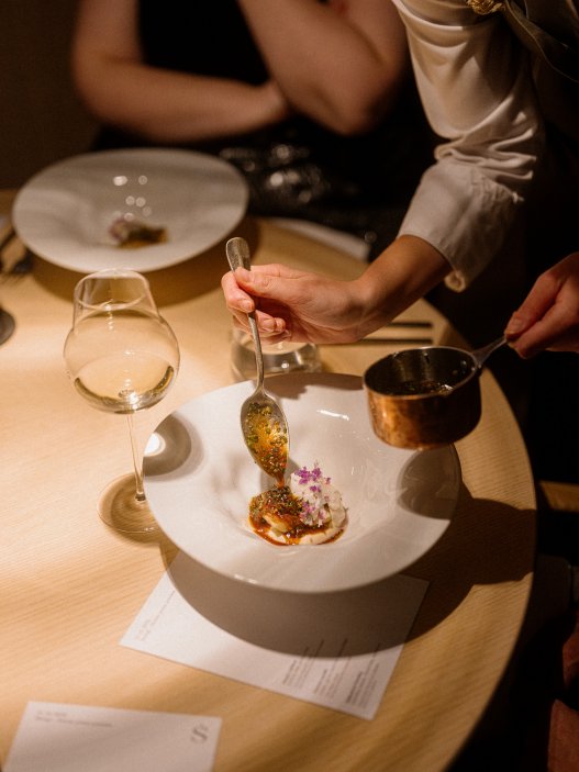 Karlínská restaurace Štangl uvedla nové podzimní menu, které oslavuje přechod mezi létem a podzimem. Na talířích se potkávají suroviny typické pro toto období: topinambur, květák, křen, švestky, fíkové listí i ořechy. Hosté se mohou těšit také na rozšířenou nabídku vín od českých i světových vinařů. Další novinkou je zkrácená tříchodová verze večerního menu, která doplnila tu pětichodovou.