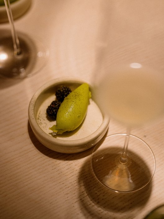 Karlínská restaurace Štangl uvedla nové podzimní menu, které oslavuje přechod mezi létem a podzimem. Na talířích se potkávají suroviny typické pro toto období: topinambur, květák, křen, švestky, fíkové listí i ořechy. Hosté se mohou těšit také na rozšířenou nabídku vín od českých i světových vinařů. Další novinkou je zkrácená tříchodová verze večerního menu, která doplnila tu pětichodovou.