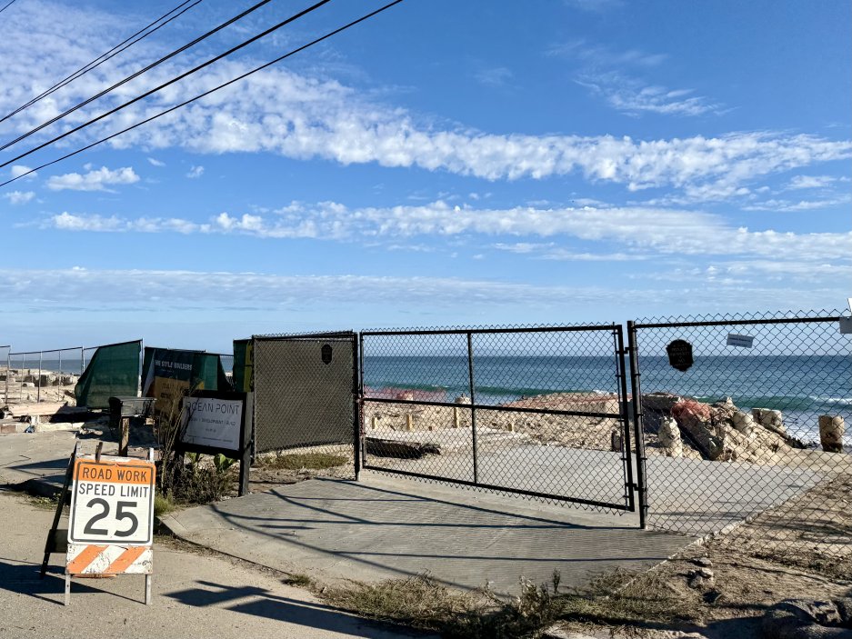 Malibu Beachfront – Ocean Point - Zničené základy přímo u oceánu, obehnané ploty a výstrahami. Devět měsíců po požáru stále čekají na nový začátek.