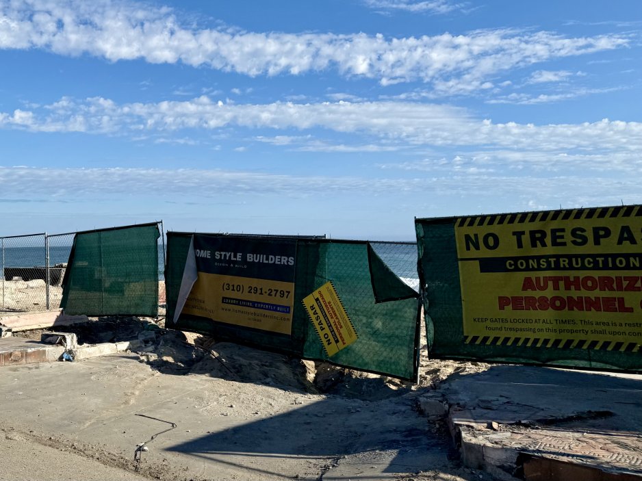 Home Style Builders, Malibu - Ploty, plachty, cedule No Trespassing. Na místě bývalých vil zůstala jen holá půda a výhled na moře.