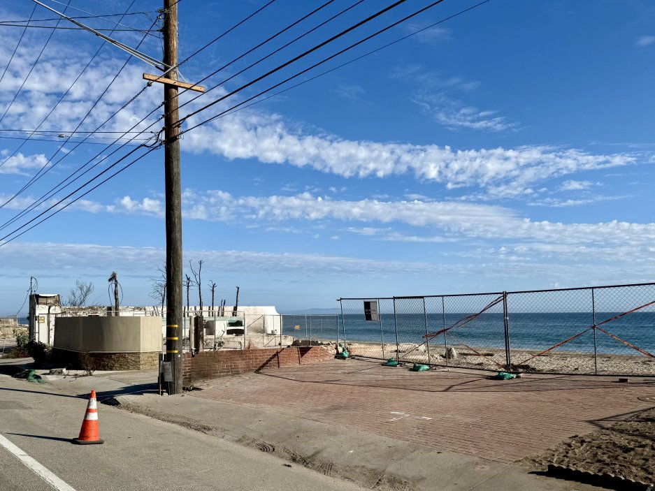 Malibu Road - Zbytky zdí a ohořelých stromů lemují pobřeží. Oheň tu zanechal otisk i přes blízkost oceánu.