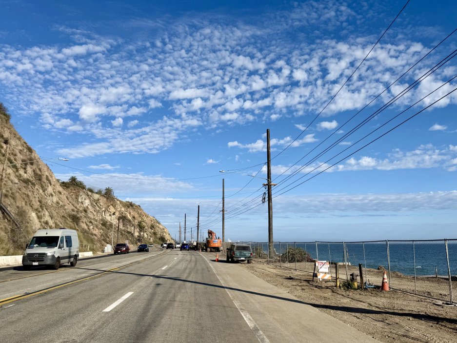 Pacific Coast Highway směrem k Point Dume - Silnice, která symbolizuje návrat k normálu. Provoz zhoustl, krajina se hojí – pomalu, ale jistě.